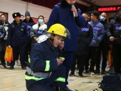 北京西城：消防技能大比拼 提升火场“战斗力”